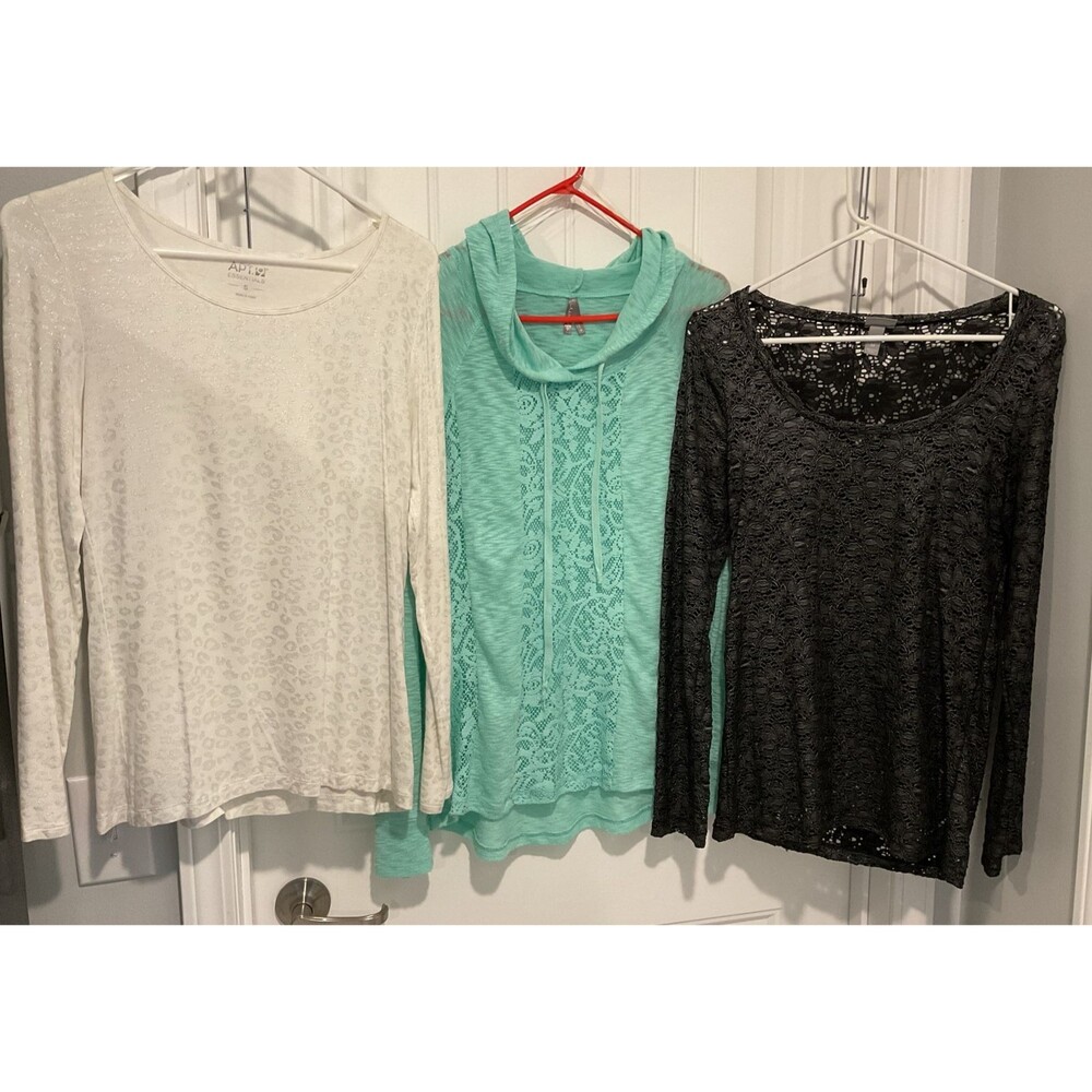 EUC Foiled/Metallic Lace Mint Green/White/Black Long Sleeve Dressy Tops S/M Lot